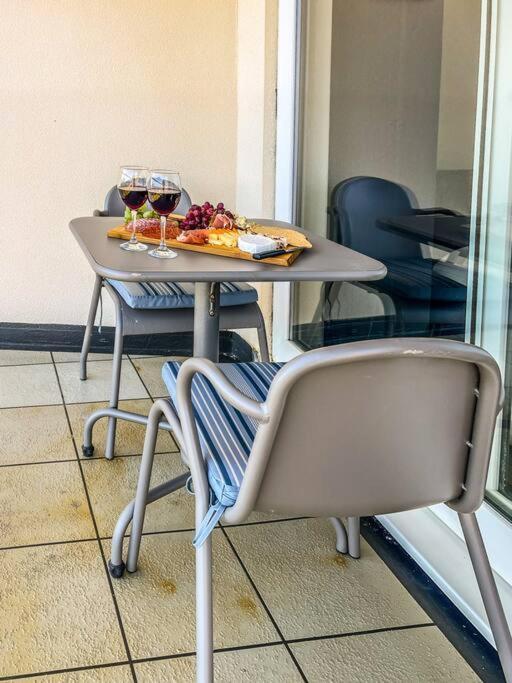 Soho Beach Apartment With Fabulous Sea View And 2 Minutes To The Beach With Free Parking And Netflix Bournemouth Exterior foto